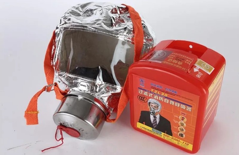 消防員點(diǎn)火測試當場(chǎng)打臉！過(guò)濾式消防自救呼吸器被輕松燒穿